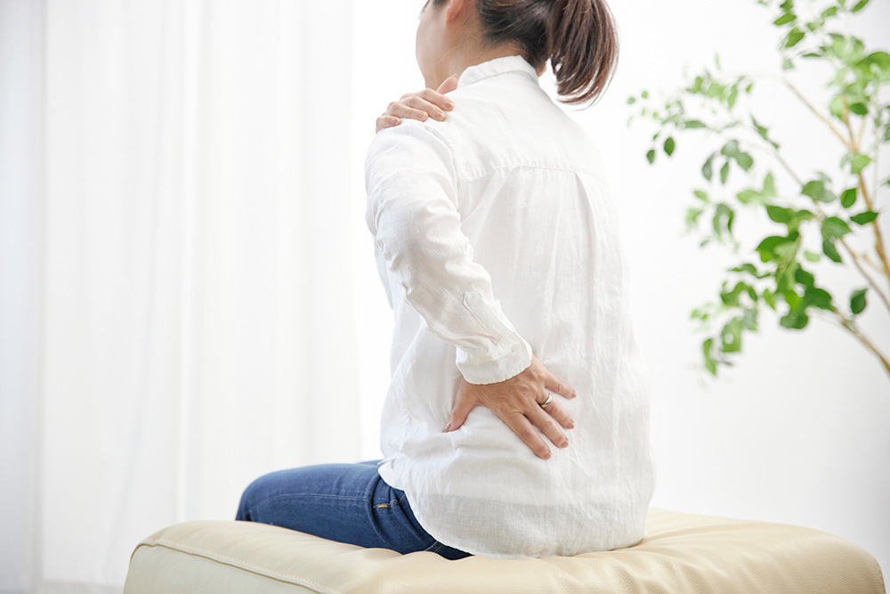腰痛に悩む女性の画像