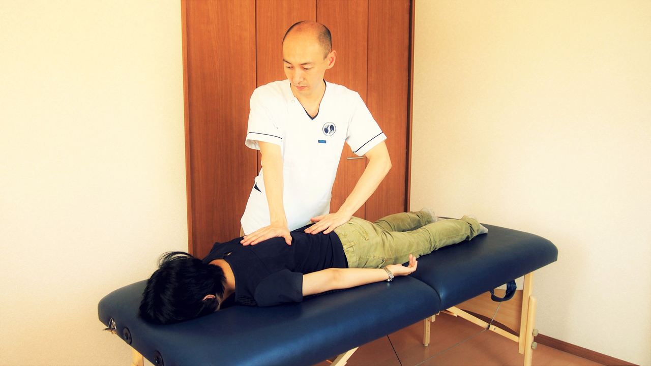 からだ整和堂で施術をしている様子