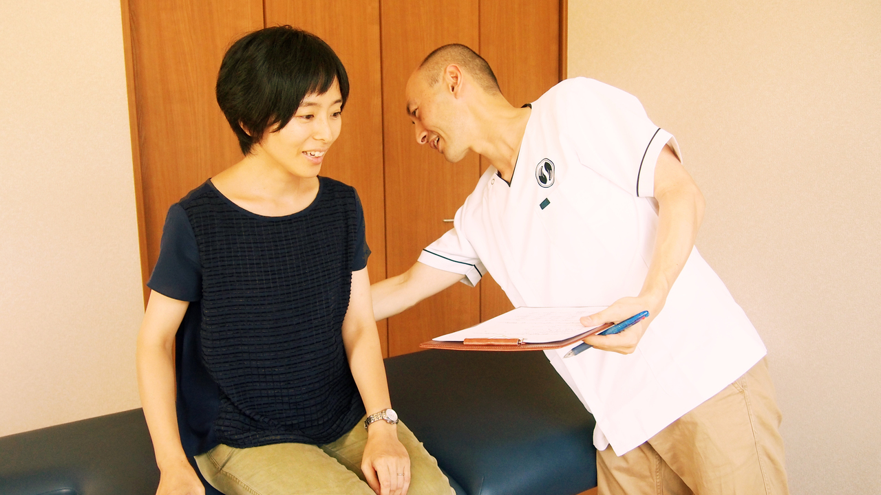 施術後の説明をする写真